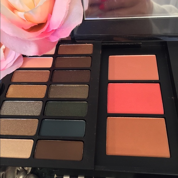 Estée Lauder Special Ed 42 Shades + 4 Brushes NWOB - Picture 6 of 8